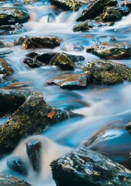 Een Prachtig Uitzicht Majestueus Rivierwater Dat Stroomt Met Rotsen Rivier — Stockfoto