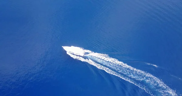 Вид Воздуха Лодку Плывущую Океане Возле Острова Мальдивах — стоковое фото