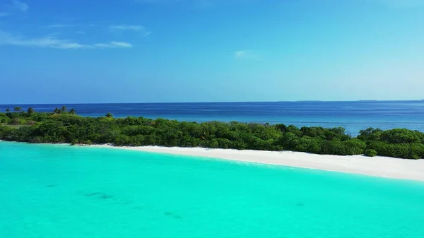 海に囲まれた砂浜の島の木々の魅惑的な景色 — ストック写真
