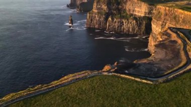 İrlanda Cumhuriyeti 'nde gün batımında Moher Kayalıkları' nın 4K hava görüntüsü.