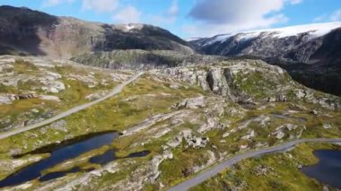 Kış boyunca güzel dağların alçak açılı manzarası