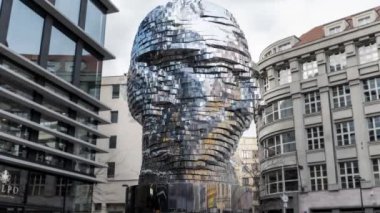 Franz Kafka heykeli dönen kafa, her saat 360 dönerek David Cerny tarafından yaratıldı.