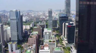 Seul, Güney Kore 'de güneşli bir günde Yeouido binasının mavi gökyüzüne karşı yüksek açılı görüntüsü.