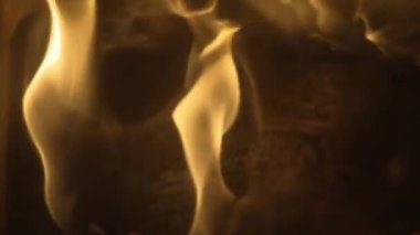 Siyah arka planda sarı bir dumanın yavaş çekimi.