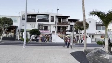 Puerto del Carmen Fuerteventura 'da açık mavi gökyüzüyle