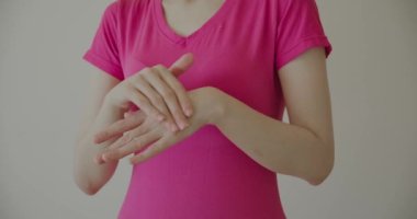 Cilt bakımı yapan bir kadının yakın çekimi.