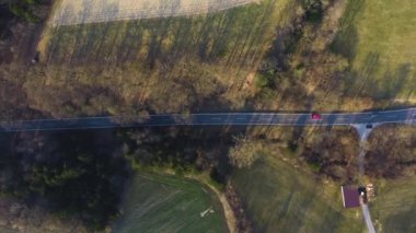 Gündüz Avusturya 'da bir kırsal cadde üzerinde yapılmış bir manzara