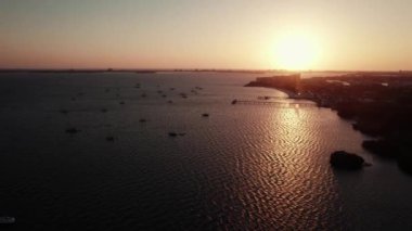 Florida 'da gün batımında yelkenli ve iskele ile Tampa Körfezi' nin havadan görüntüsü.