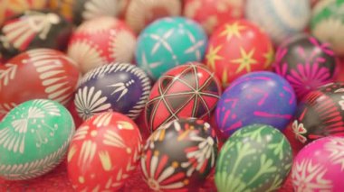 Geleneksel Ukrayna Paskalya yumurtalarının yakın plan görüntüleri. Pysanka.