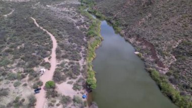 Arizona, ABD 'deki Bartlett barajına karşı Verde Nehri' nin 4K kuş bakışı görüntüsü