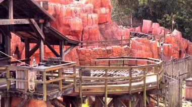 Walt Disney World Magic Kingdom, Orlando 'daki Thunder Mountain tren hız treninin bir görüntüsü.