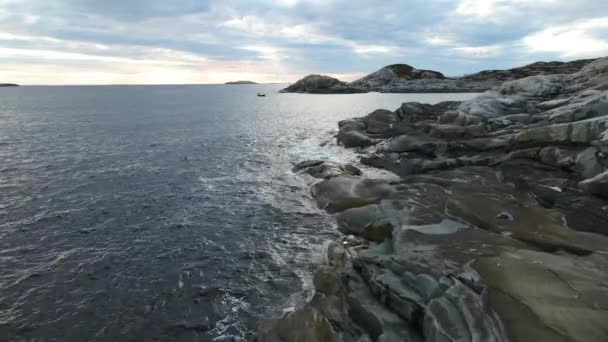 Movimento Lento Aéreo Ondas Água Quebrando Praia Rochosa Hardangerfjord — Vídeo de Stock