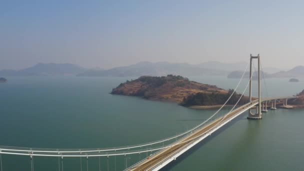 Asma Köprünün Denizi Geçerken Çekilmiş Hava Aracı Görüntüleri Güney Kore — Stok video