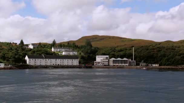 Caol Ila Destilleri Sett Från Färjan Isle Islay Scotland — Stockvideo