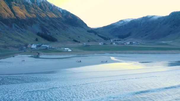 Вид Повітря Пляж Оточений Горами Під Час Заходу Сонця Ходдевіку — стокове відео