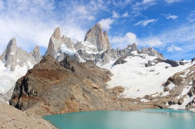 Karların önündeki Üç Gölün manzarası El Chelten 'deki Fitz Roy dağını kapladı.
