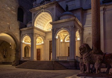 Akşam Bergamo, İtalya 'daki Katolik Katedrali.