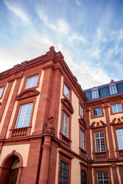 Almanya 'da mavi gökyüzünün altındaki Mannheim Barok Sarayı' nın güzel bir manzarası.