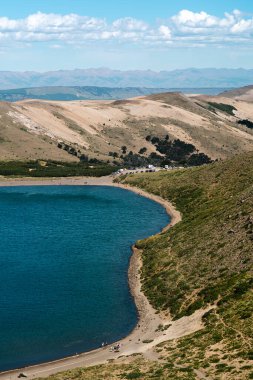 Dağların yakınındaki güzel bir gölün dikey görüntüsü.