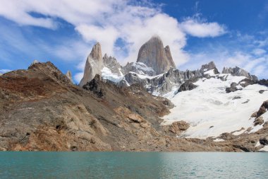 Karların önündeki Üç Gölün manzarası El Chelten 'deki Fitz Roy dağını kapladı.