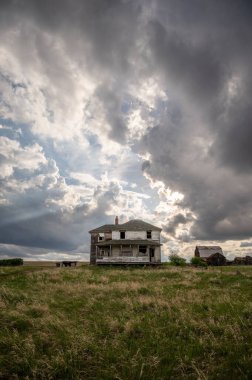 Alberta, Kanada 'da eski bir çiftlik evinin cephesi.