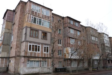 Ermenistan 'ın Abovyan şehrindeki tarihi taş binaların alçak açılı görüntüsü