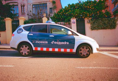 Barselona sokaklarının tipik polis arabası: Koltuk Altea XL