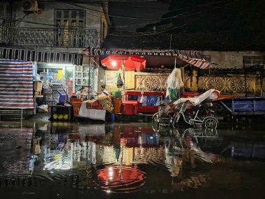 Gece yağmuru altında bir tek büfe.