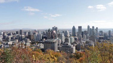 Montreal şehrinin güzel bir görüntüsü Kanada 'da bulutlu gökyüzünün altında