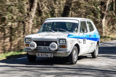 Sokaktaki küçük İspanyol arabası. Koltuk 127 rallisi