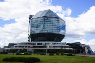 Minsk 'teki Belarus Ulusal Kütüphanesi' nin modern 8 açılı camı vardır.