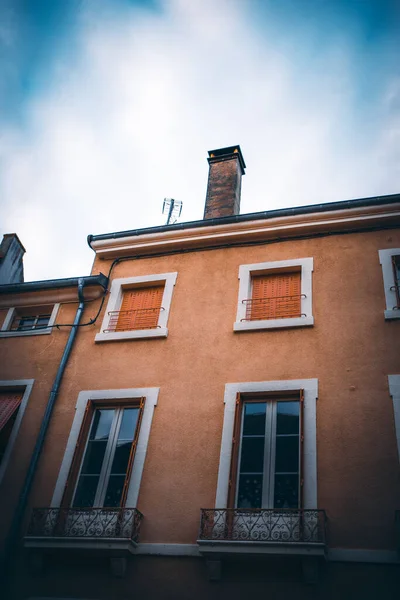 Вертикальний Знімок Будинку Цегли Під Блакитним Небом Франції — стокове фото