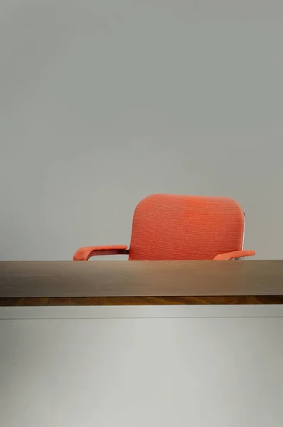 Κάθετη Φωτογραφία Καρέκλας Γραφείου Δίπλα Γραφείο — Φωτογραφία Αρχείου