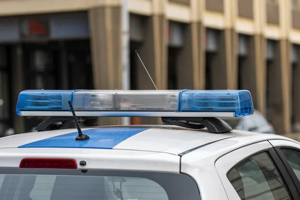 Kunnallisen Poliisiauton Yläosa Jossa Vilkkuvat Valot Eristetty Hämärtyneelle Taustalle Italia — kuvapankkivalokuva