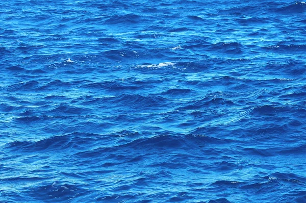 Powierzchnia Wody Tekstura Głęboko Niebieski Ocean Falami — Zdjęcie stockowe
