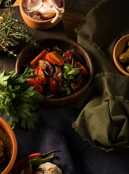 Schöne Aufnahme Einer Schüssel Salat Mit Tomaten Und Auberginen — Stockfoto