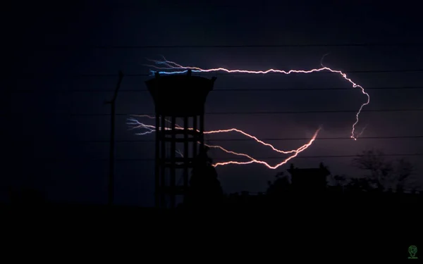 Ein Blitz Schlägt Nachts Ein — Stockfoto