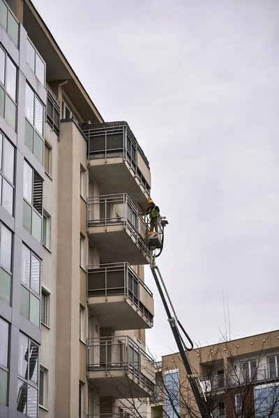 Hombre Pie Ascensor Junto Balcón Edificio Apartamentos — Foto de Stock