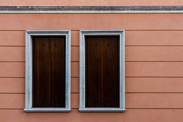 Duas Janelas Brancas Cobertas Com Tábuas Madeira Edifício Rosa — Fotografia de Stock