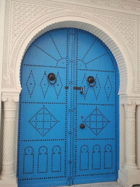 Pionowe Zbliżenie Starych Niebieskich Drewnianych Drzwi Ozdobami Tunezji Afryka Północna — Zdjęcie stockowe