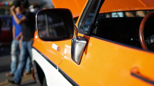 サンタポーラのクラシックカーショーでオレンジピックアップシボレー シャイアン California — ストック写真