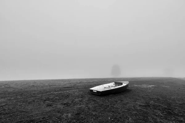 Grayscale Shot Abandoned Boat Field Foggy Background Schweisweiler Germany — Stock Photo, Image