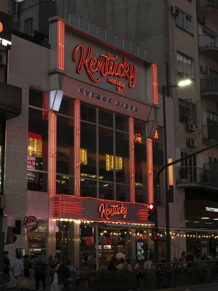 Eine Vertikale Aufnahme Der Fassade Der Kentucky Pizzeria Bei Nacht — Stockfoto