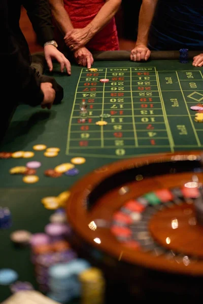 Tiro Vertical Mãos Humanas Jogando Poker Mesa Poker Com Fichas — Fotografia de Stock