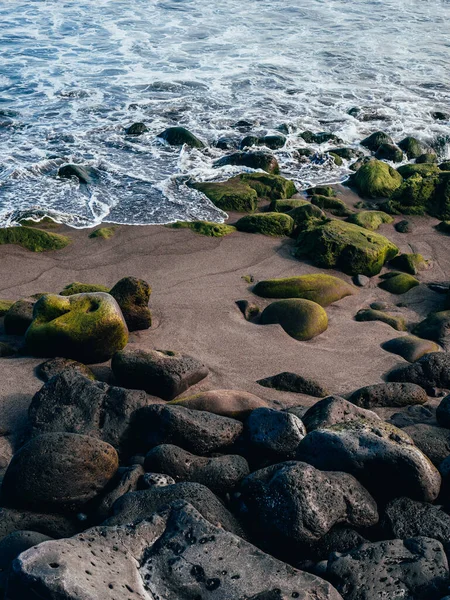 Вертикальний Крупним Планом Знімок Берега Камінням Хвилястим Океаном — стокове фото