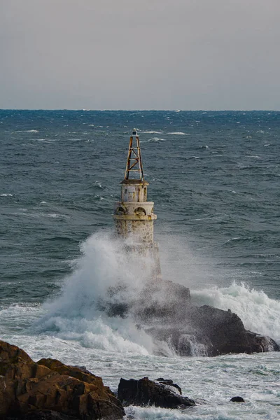 Vacker Bild Ett Vatten Som Träffar Gammal Fyr Havet Och — Stockfoto