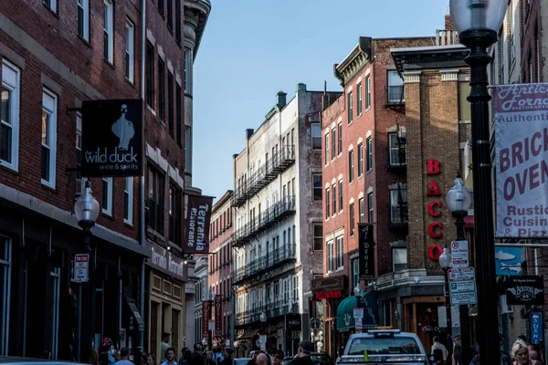 ボストンの人々でいっぱいの通りの美しいショット — ストック写真