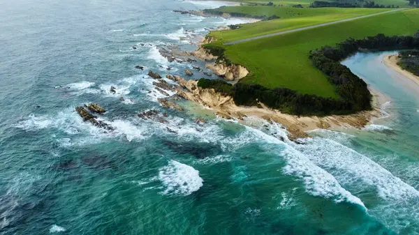 Вид Безпілотник Блакитних Океанських Хвиль Досягають Піску Зеленого Берега — стокове фото