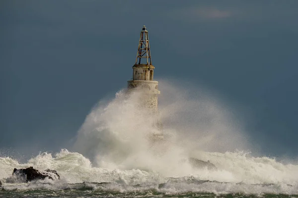 Een Prachtig Schot Van Een Water Raken Een Oude Vuurtoren — Stockfoto