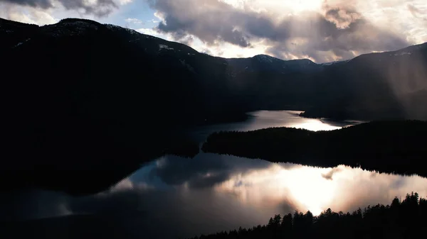 Maisemat Vuorille Ympäröivät Sproat Järven Port Alberni Vancouver Kanada Auringonlaskun — kuvapankkivalokuva